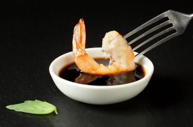 Prepara una deliciosa salsa negra para mariscos, ¡en 5 minutos!