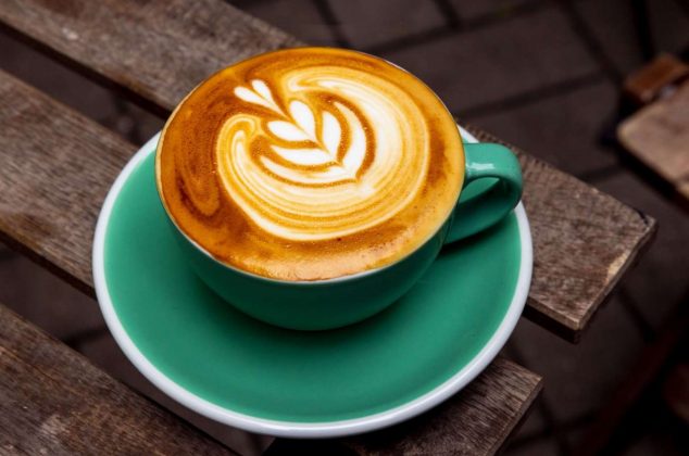 Qué es un flat white y cómo se prepara la bebida homenajeada en Google