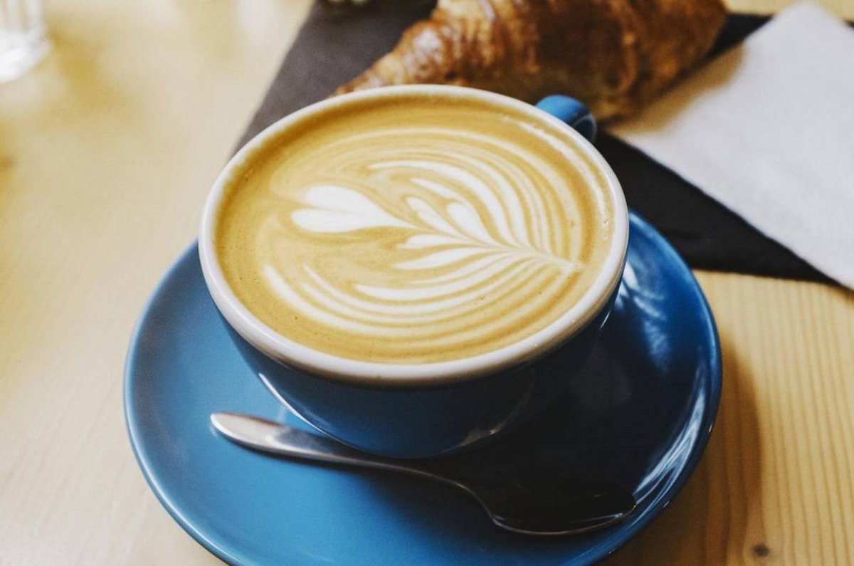 Otra característica especial es que se sirve en una taza pequeña de cerámica de 150 a 160 ml. Y de acuerdo a expertos en café, esta fina cobertura de leche es la que le da el nombre.