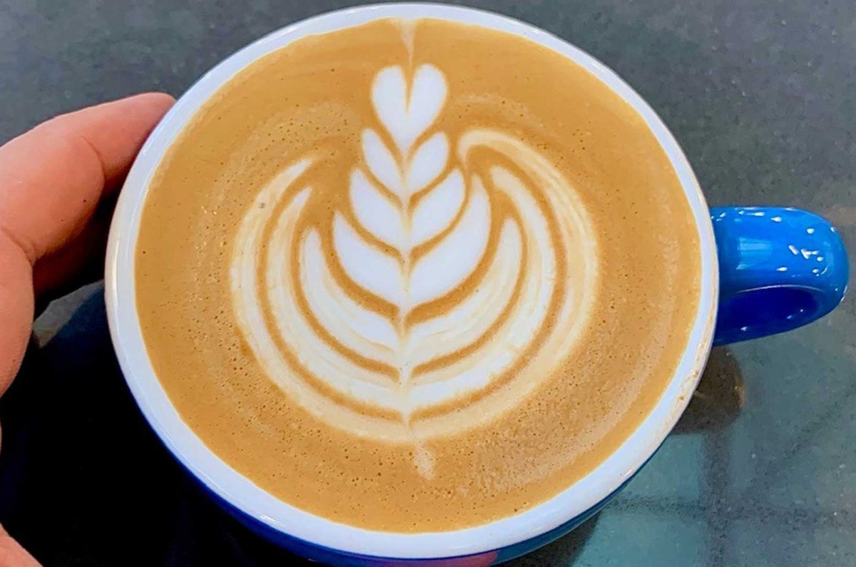 A diferencia del cappuccino, que tiene una proporción igual de espresso, leche y espuma, el flat white se enfoca más en la leche. 