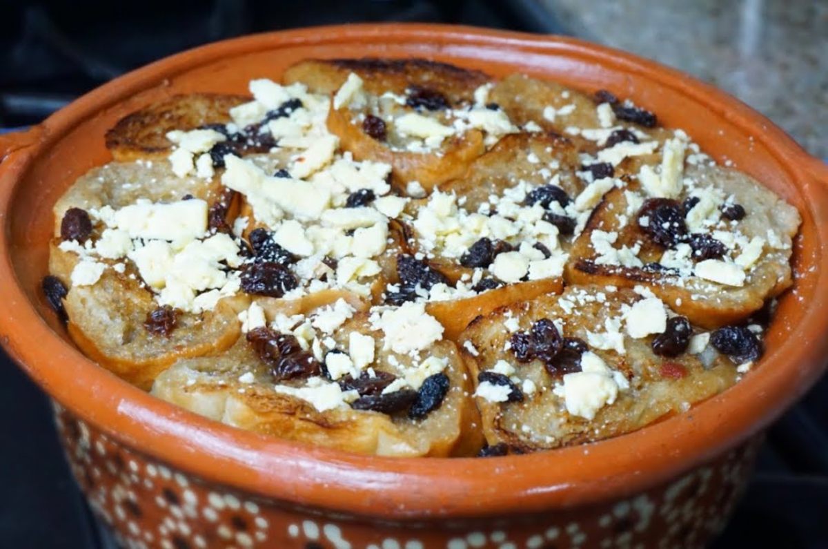 Hay registros de sus orígenes italianos y españoles: en la Antigua Roma la receta consistía en trozos de pan bañados en vinagre con agua, con capas de hígados de pollo, queso, alcaparras y pepinos. 