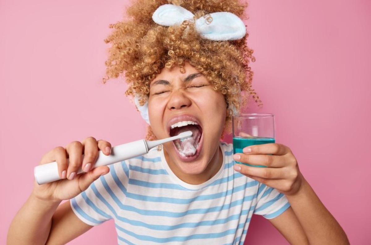 Cepillar dientes, lengua y usar hilo dental de un hábito de cuidado personal fundamental