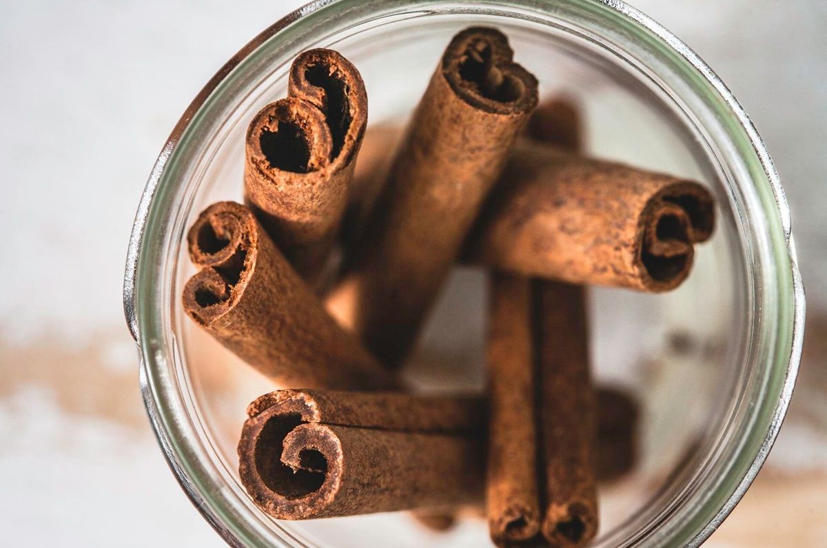 ¿Dónde poner canela en casa para atraer riqueza y buena energía?