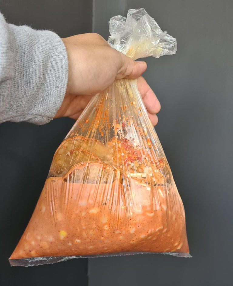 La botana tiene una preparación muy sencilla, se sirve en una bolsa de plástico donde se mezclan los siguientes ingredeintes: granos de elote asado, tortillas de maíz, papas, aderezos, chile, queso, cacahuates y crema.