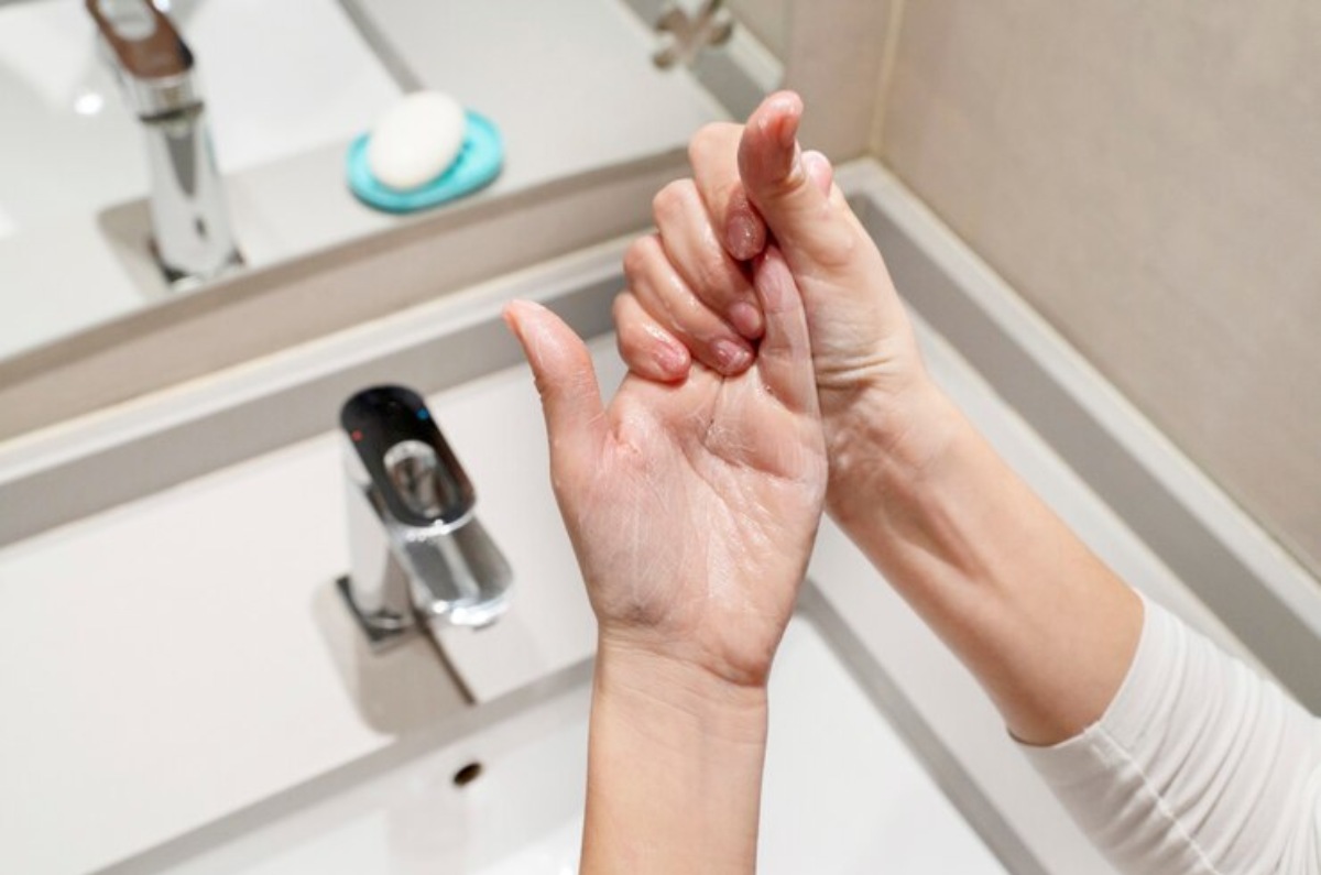 El cuidado personal incluye limpiar debajo de tus uñas al lavarte las manos.