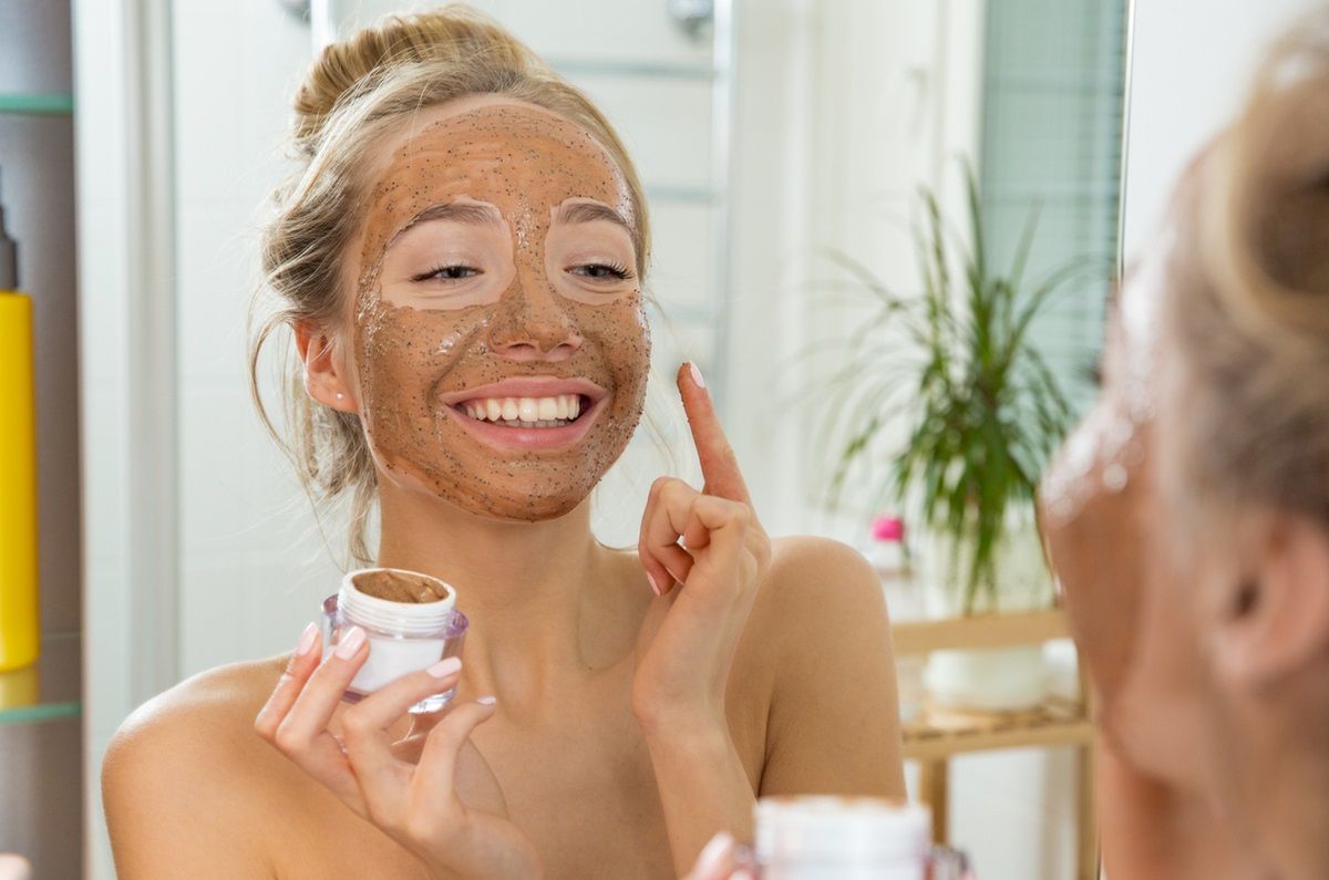Así puedes preparar una mascarilla de canela para blanquear la piel
