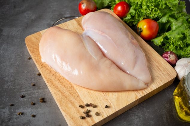 Descubre un truco viral para eliminar los tendones de los filetes de pollo