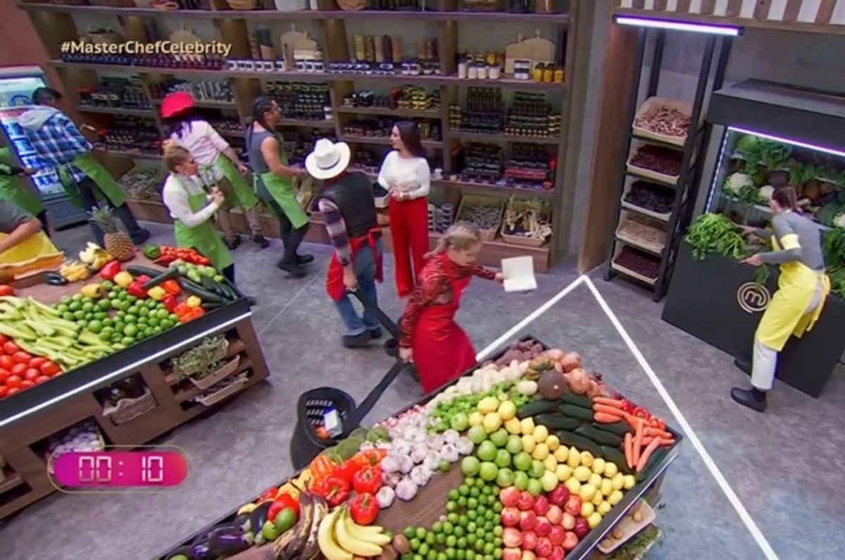 Resulta que desde los productos frescos como frutas y vegetales, hasta enlatados y carnes frías que no se utilizan, después del programa sirve para alimentar a niños de casas hogares.