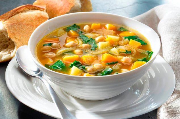 Deliciosa sopa de garbanzos con fideos, lista en 30 minutos