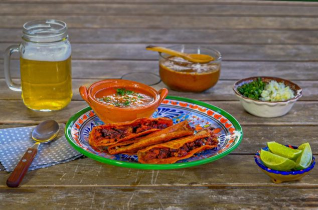 Receta de tacos de birria para la cruda del domingo