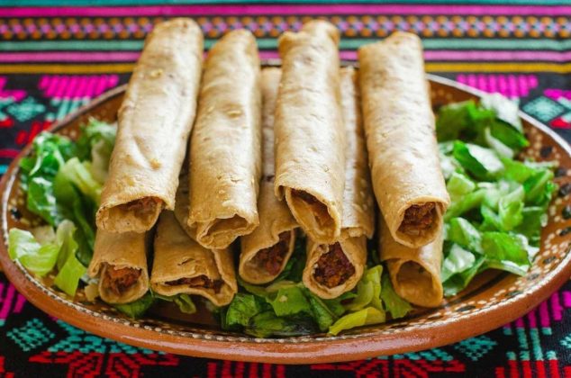 Cómo evitar que los tacos dorados o flautas se abran al cocinarlos