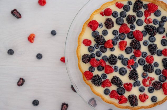 Tarta de chocolate blanco con frutos rojos, estilo Starbucks