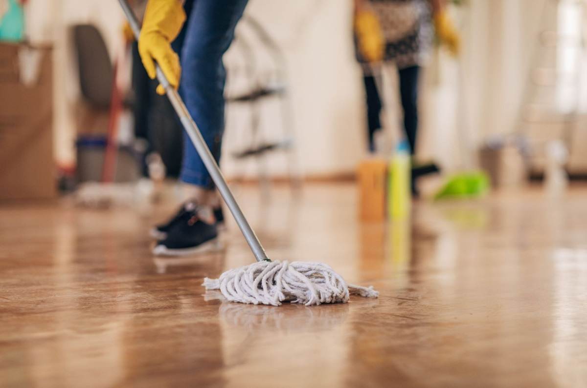 Beneficios de trapear la casa con vinagre y canela
