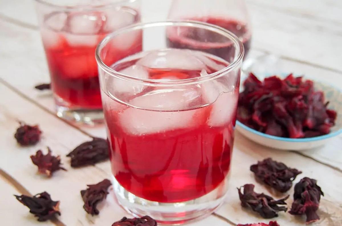Agua de jamaica y hierbabuena ¡Llena de beneficios!