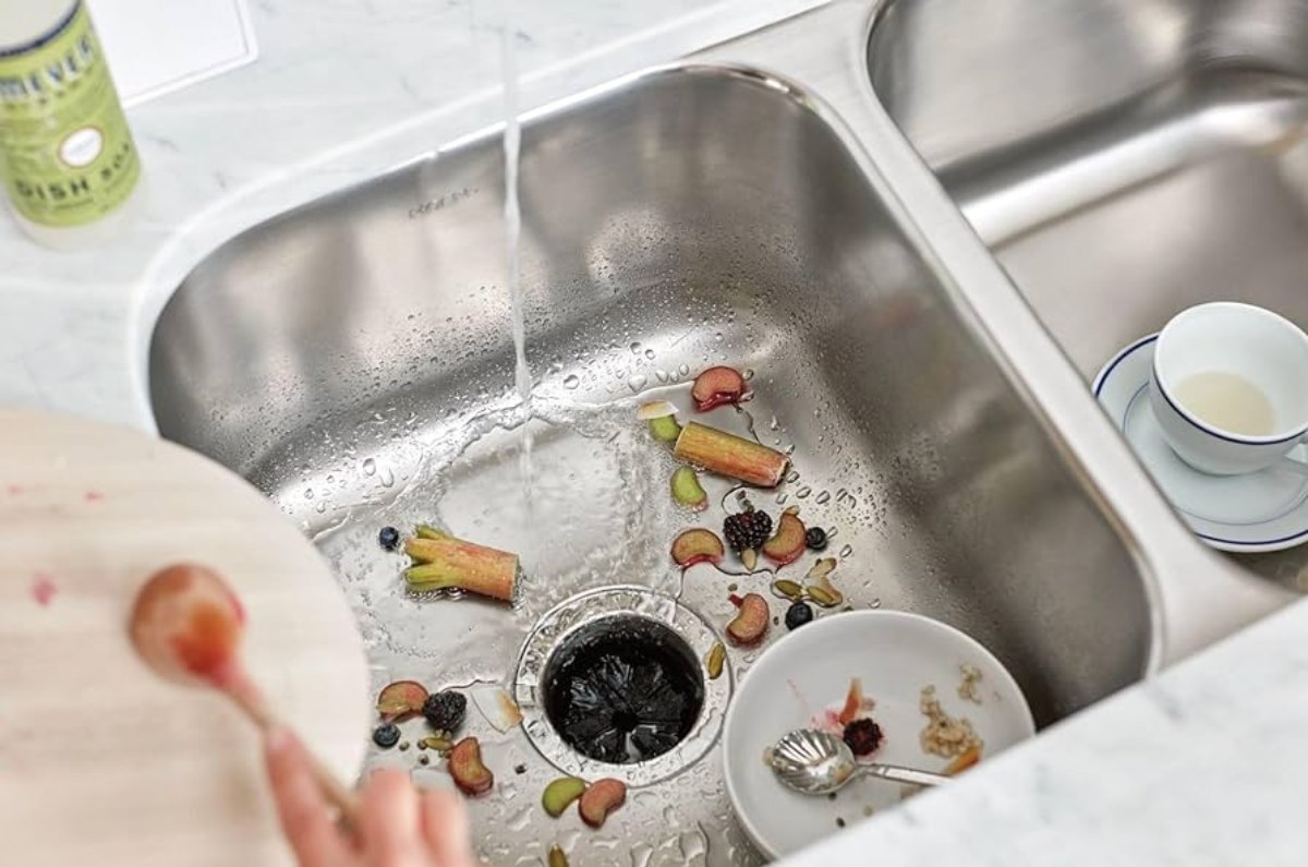 8 cosas que no debes tirar al fregadero de la cocina porque lo tapan