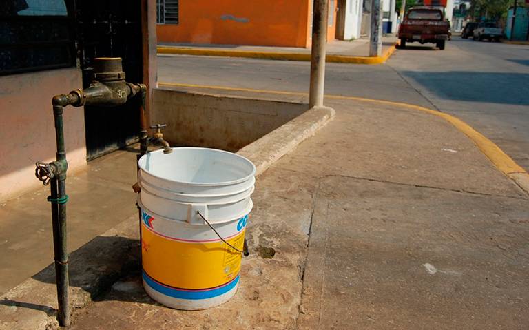 tirar agua en el patio para las nubes 