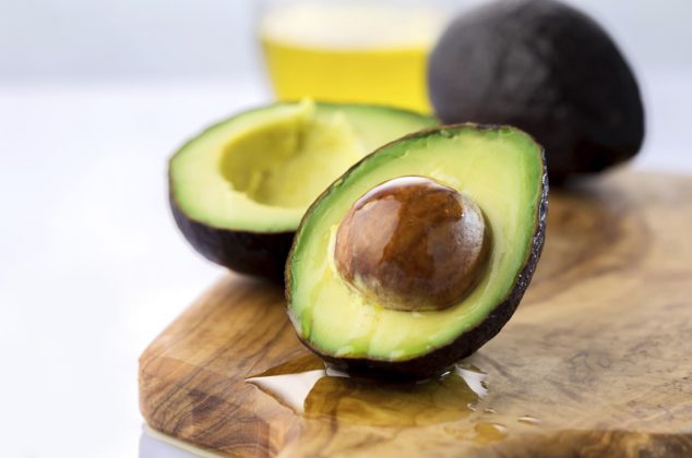 Descubre todo lo que puedes hacer con un hueso de aguacate