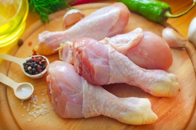 Cómo limpiar el pollo crudo para evitar una intoxicación