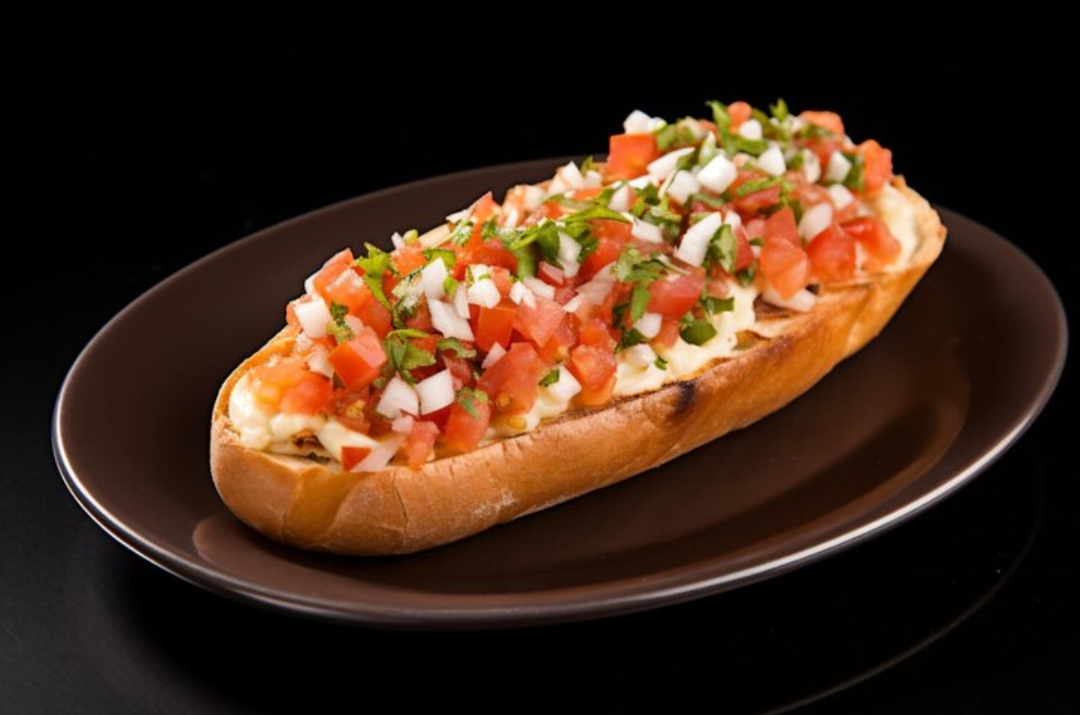 Cámbiale a tu desayuno y prepara una molletes hawaianos, ¡te encantarán!