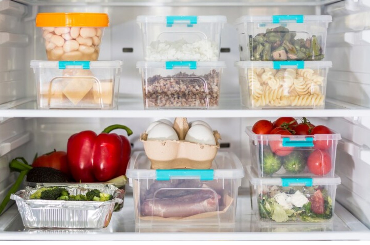 Coloca tus frutas y verduras en recipientes de plástico para optimizar mejor el espacio de tu refrigerador.