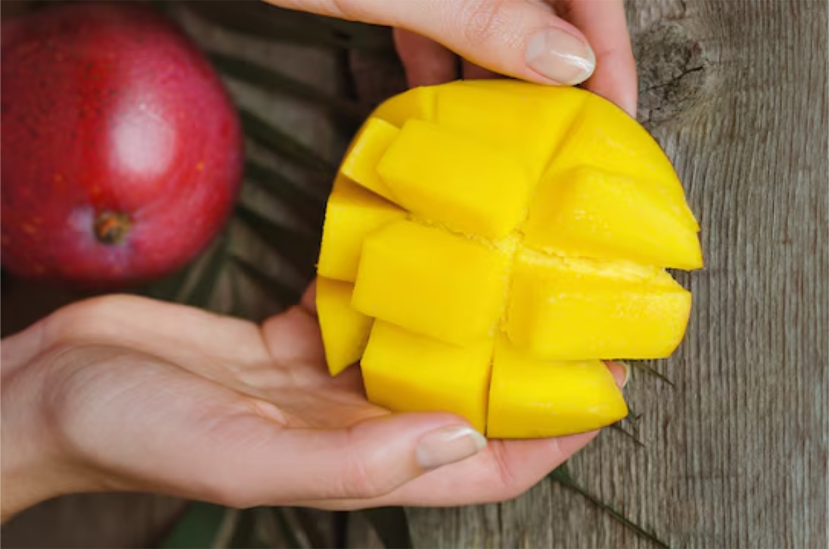 Aprende como hacer paletas de mango con chamoy para este calor. 