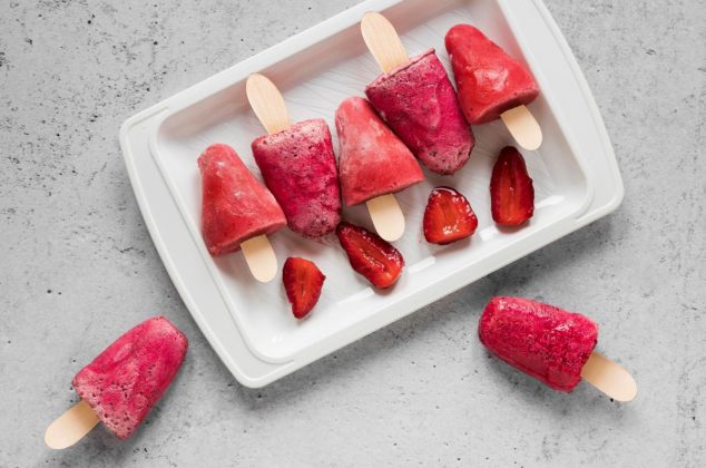 Prepara estas ricas paletas de hielo de Jamaica con fresas para la temporada