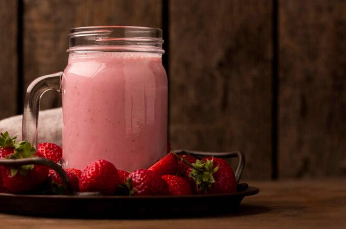 Una piña colada de fresa es todo lo que necesitas para refrescarte en esta temporada de calor. 