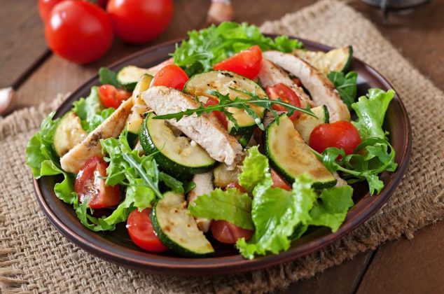 Receta de ensalada de pollo con verduras, galería paso a paso