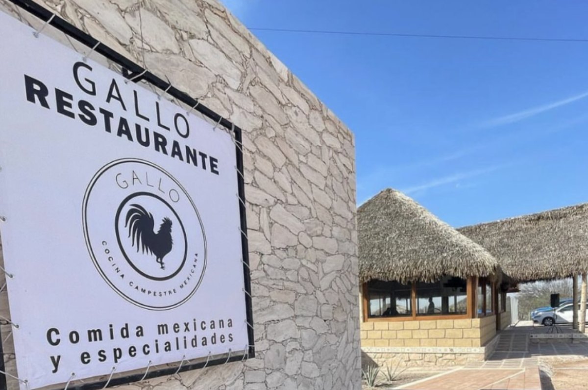 Antes de dar más información, debes saber que se llama “Gallo Cocina Campestre”, restaurante de comida mexicana y tradicional, ubicado en Carretera a Bernal km 35.7, Ezequiel Montes, Querétaro.