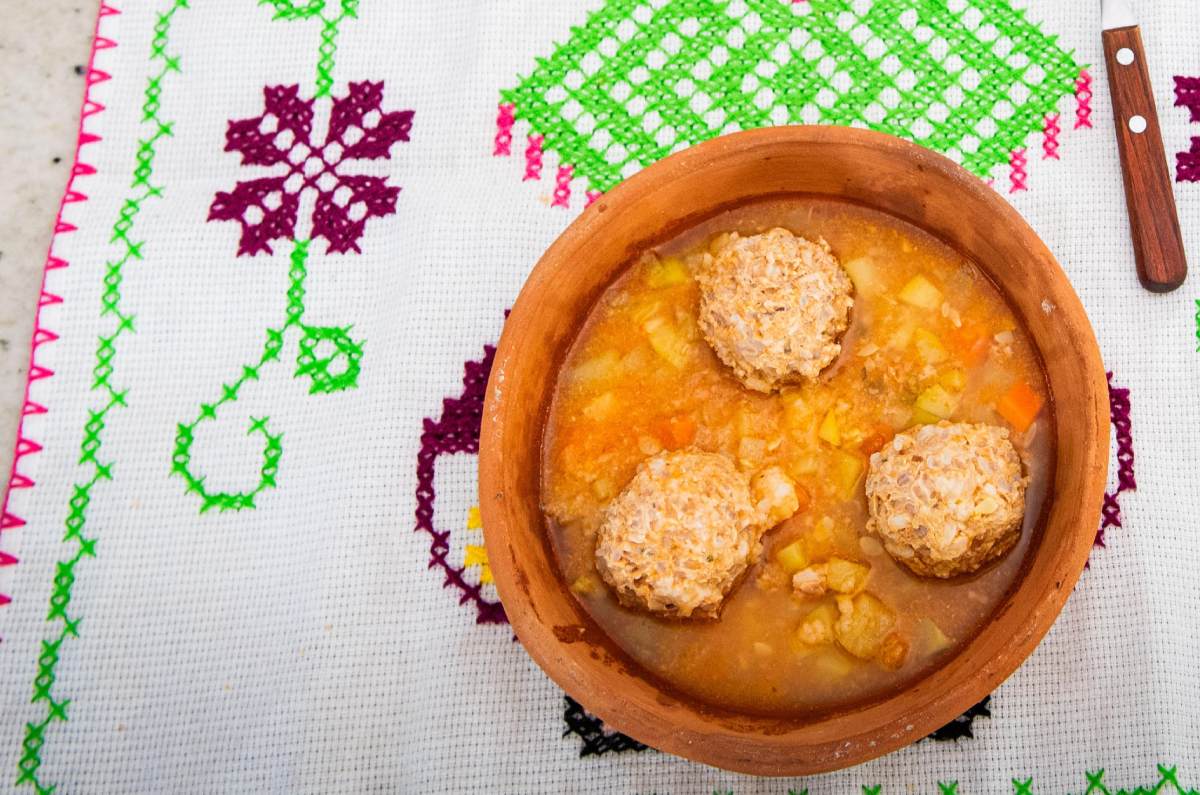 sopa de albóndigas