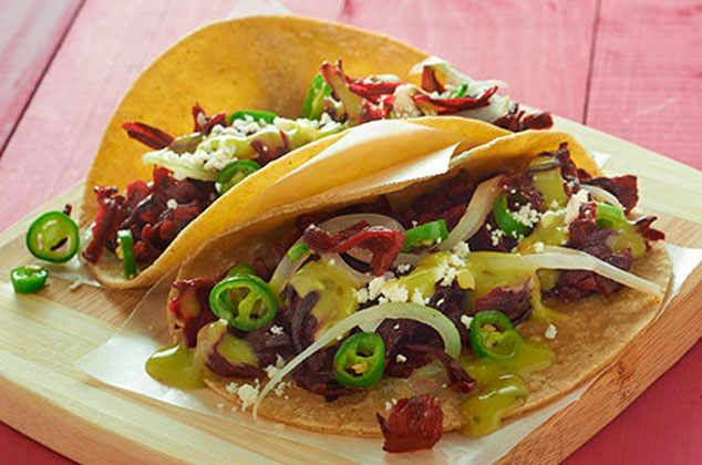 Tacos de flor de jamaica con chile serrano