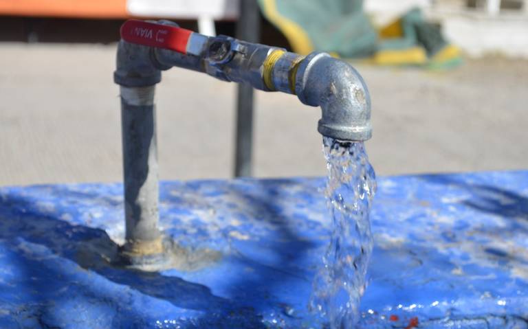 tirar agua en el patio para las nubes 