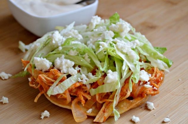 Cómo preparar tostadas de tinga de pollo con chile chipotle