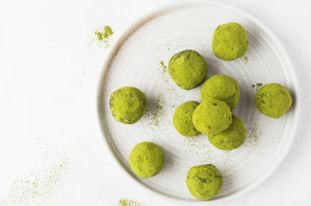 Sorprende a tu familia con unas trufas de té matcha con chocolate.