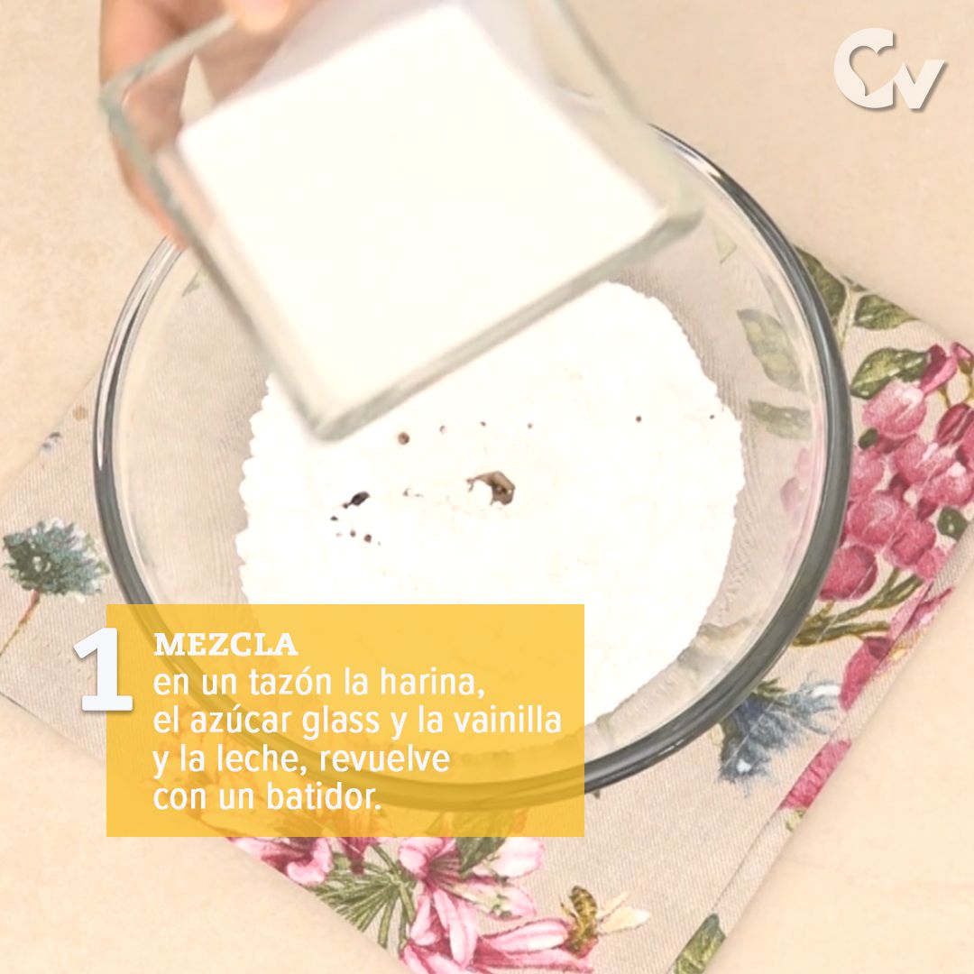 Agrega los ingredientes a un recipiente