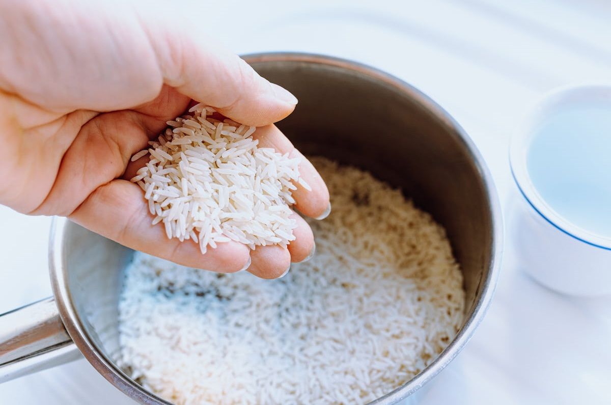 el truco para evitar que el arroz se pegue en la olla y quede en su punto
