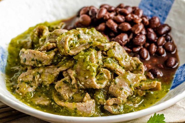 Cómo preparar Bisteces en salsa verde con calabacitas y ejotes