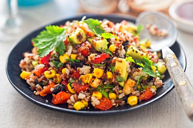 La mejor ensalada mexicana con frijoles negros, galería paso a paso