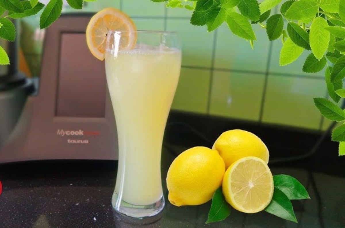 limonada con cáscara de limón