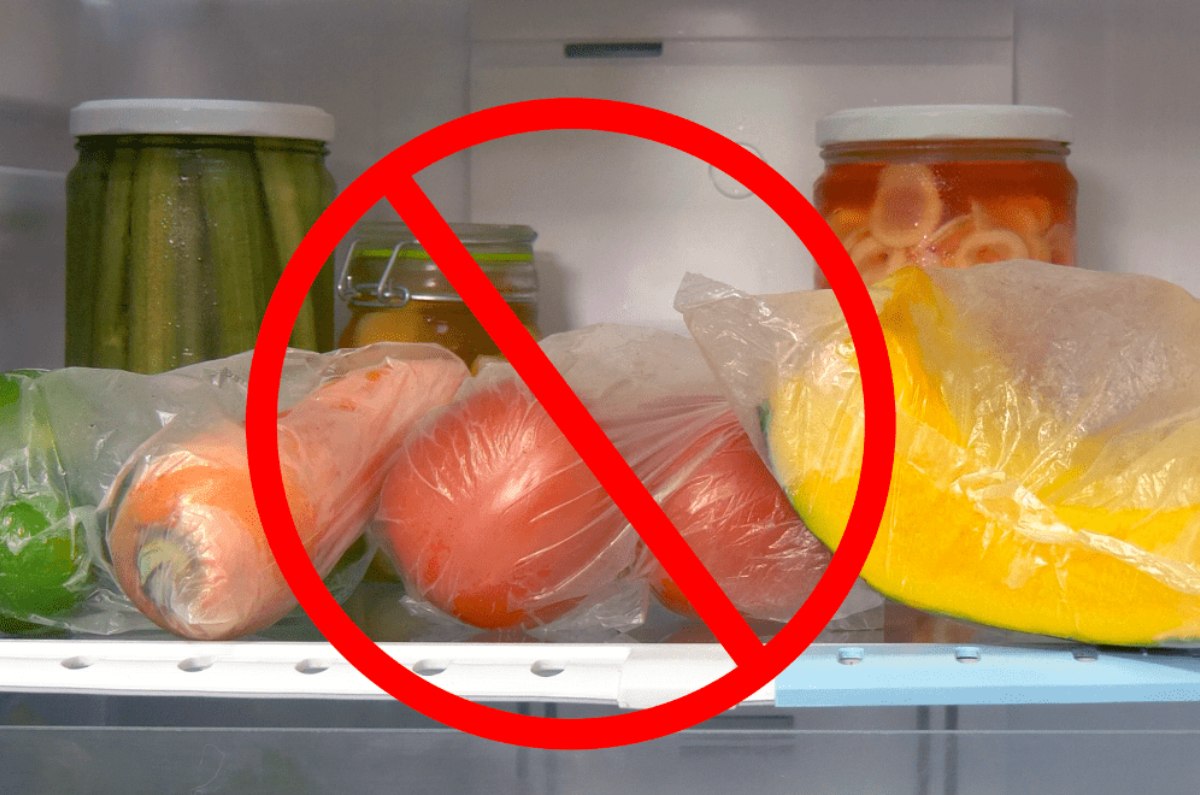 verduras en bolsas de plástico en el refrigerador