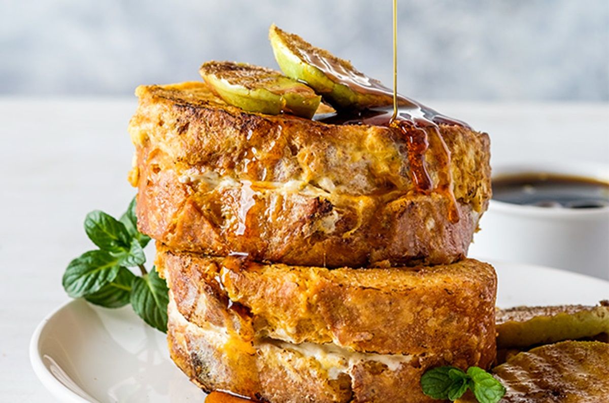 Pan francés con queso crema y manzana