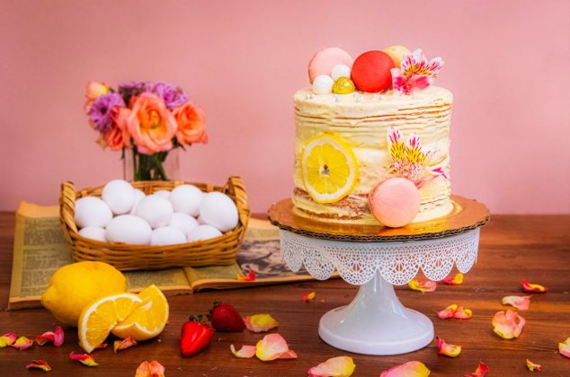 Delicioso pastel de limón con frutos rojos, receta especial