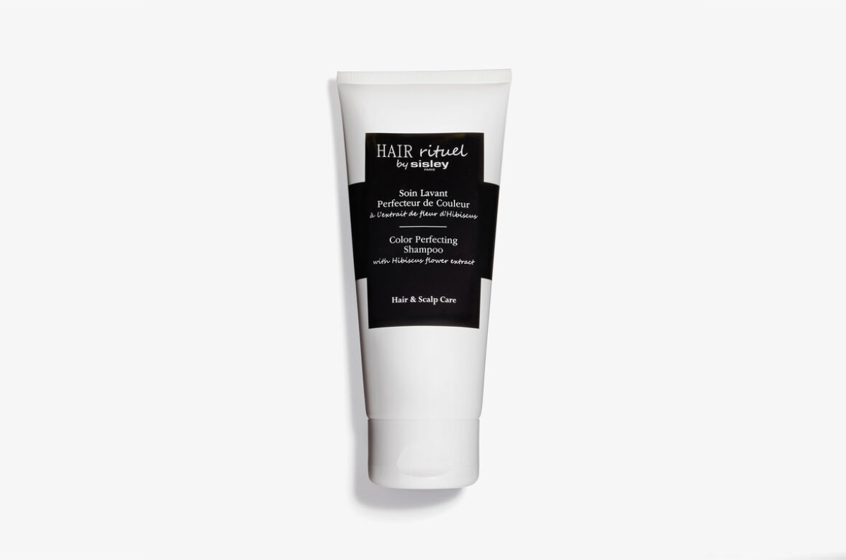 Soin Lavant Perfecteur de Couleur de Sisley: Limpia con suavidad y cuida el cabello teñido y con mechas. Su fragancia fresca y natural proporciona una experiencia agradable.
