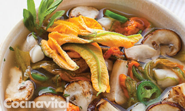 SOPA DE HONGOS Y FLOR DE CALABAZA