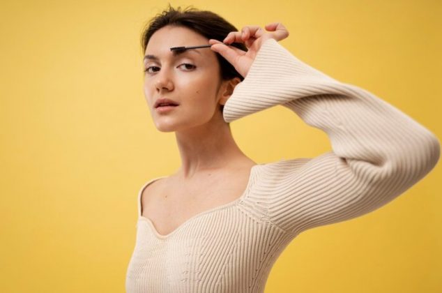 Descubre cómo hacer un poderoso suero de cejas para fortalecerlas
