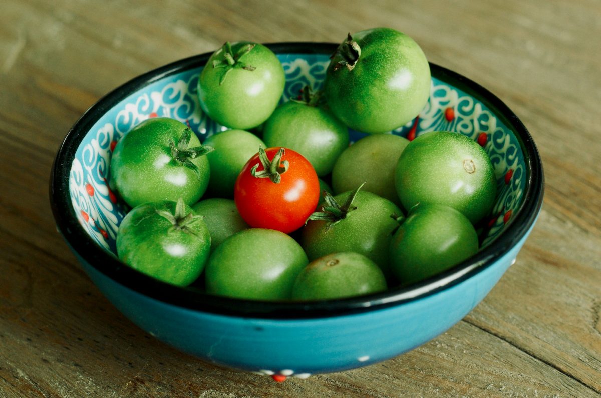 ¡Dile adiós a lo pegajoso! Truco para lavar tomates verdes correctamente 0