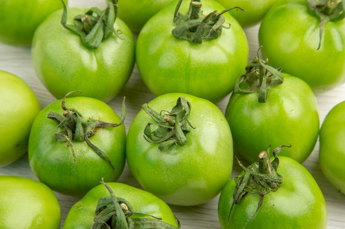¡Dile adiós a lo pegajoso! Truco para lavar tomates verdes correctamente 1