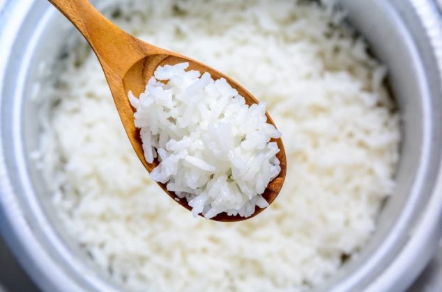 El truco para evitar que el arroz se pegue en la olla y quede en su punto