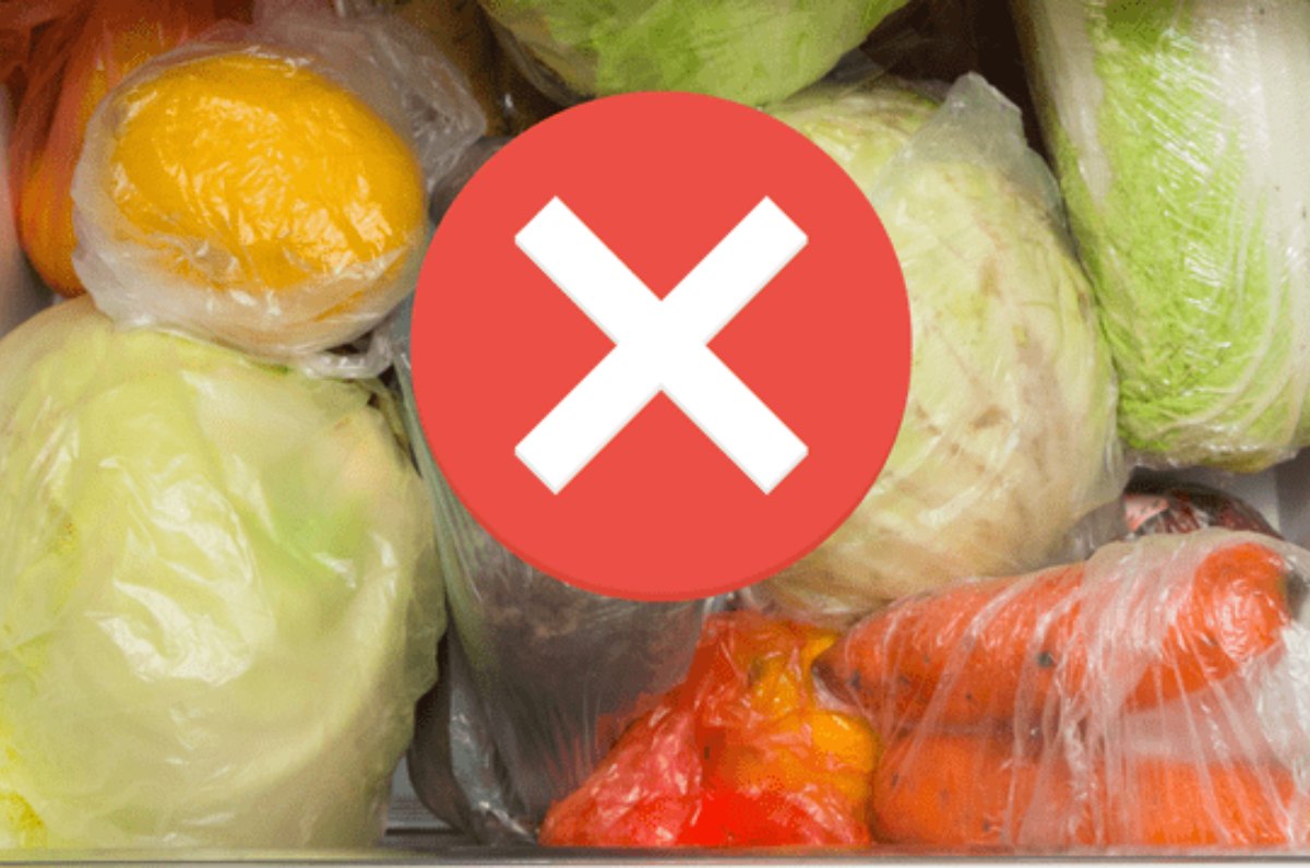 verduras en bolsas de plástico en el refrigerador