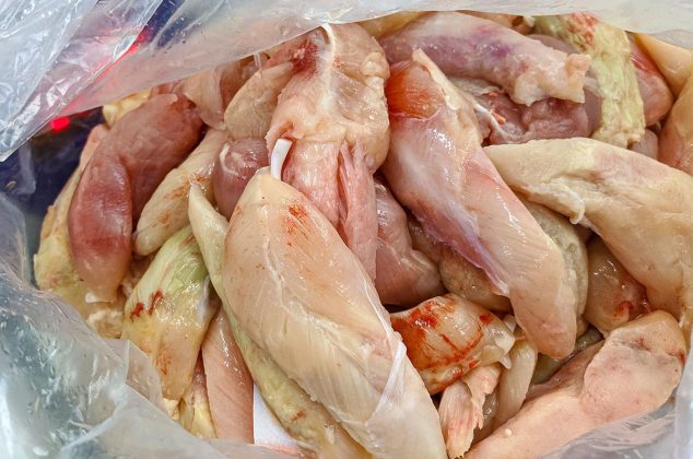4 maneras fáciles para identificar si el pollo crudo se ha echado a perder